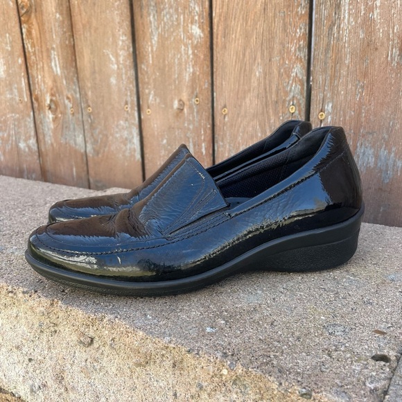 ECCO Women’s Black Patent Leather Loafer Shiny Slip On Size 38 - Picture 1 of 13